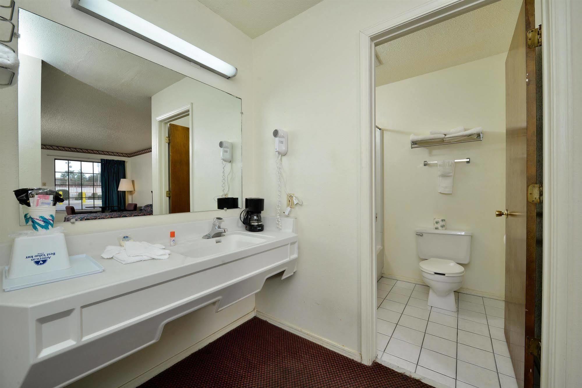 Americas Best Value Inn & Suites 拉塞尔维尔 外观 照片